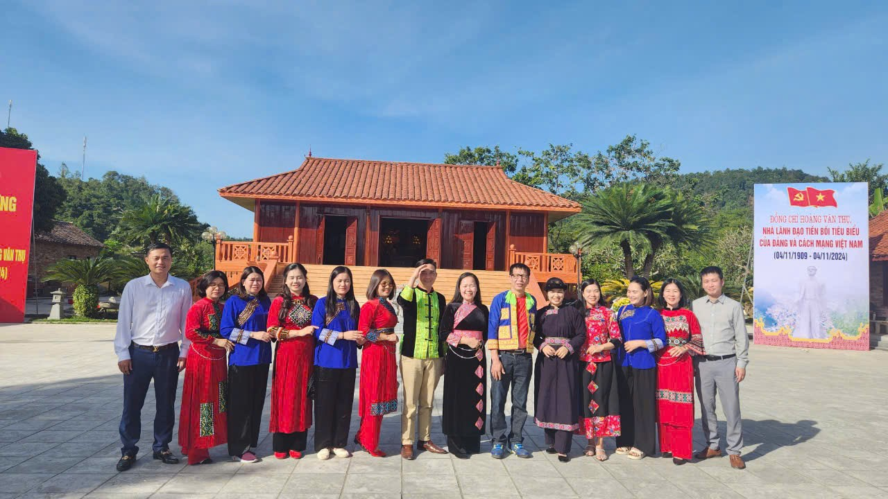 Chi bộ trung tâm GDTX, TH&amp;NN tỉnh “về nguồn"