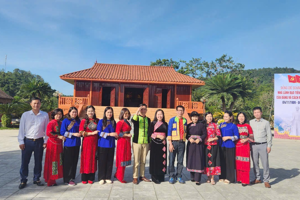 Chi bộ trung tâm GDTX, TH&amp;NN tỉnh “về nguồn"